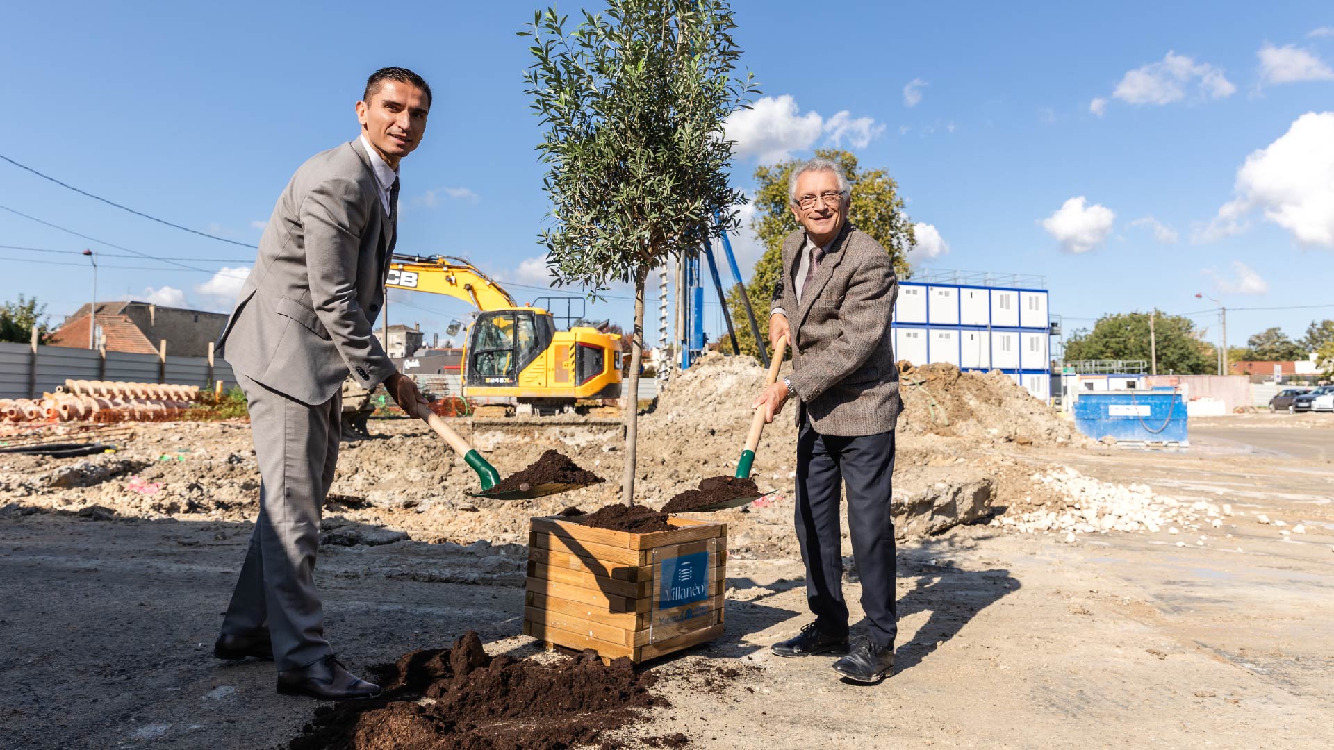 La plantation du premier arbre, un jalon pour la résidence Villanéo